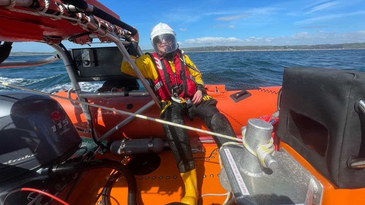 Dart RNLI rescue crew with engine problems near Skerries Bank dartmouthtoday.co.uk